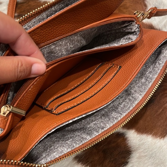 Light brown vegan leather crossbody purse - Picture 5 of 7